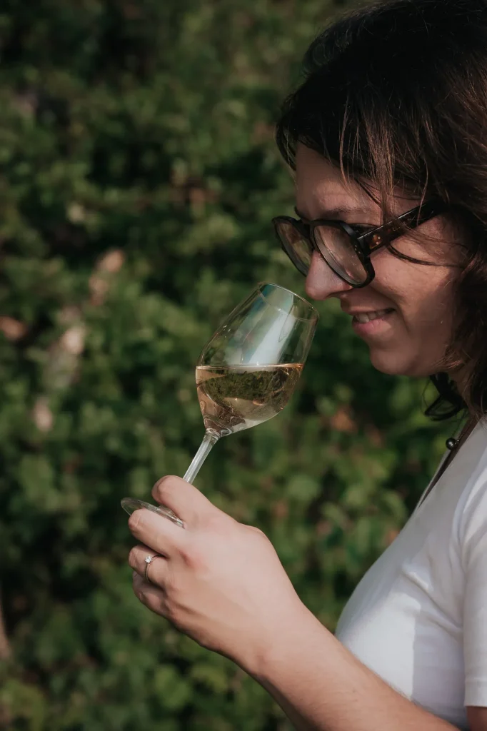 Manon Rousseau-Guérin dégustant un vin blanc du domaine Famille Guérin