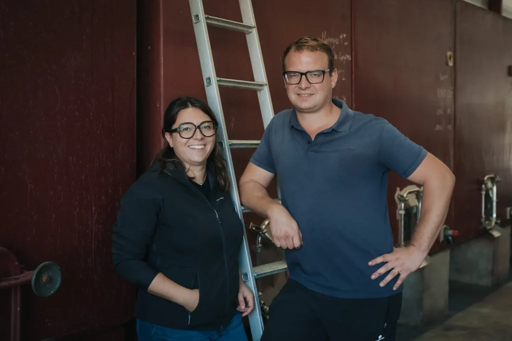 Manon Rousseau-Guérin et Pierre-Antoine Guérin dans la cuverie du domaine Famille Guérin, Change, Bourgogne